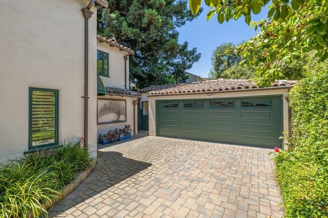 Building Photo - Mediterranean Beauty in Crescent Park – 5B...