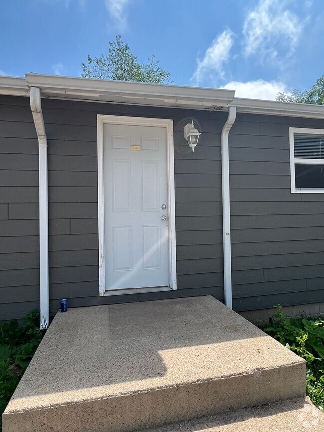 Building Photo - ***Applications Pending***Two-Bedroom dupl...