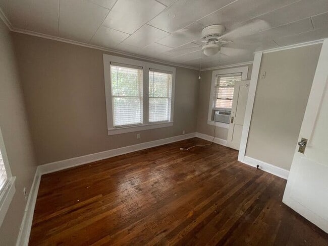 Building Photo - Simply the BEST! Adorable 1 Bedroom/1 Bath...