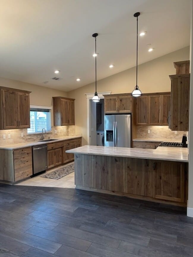 Building Photo - 3 Bedroom Home in Mistletoe Neighborhood
