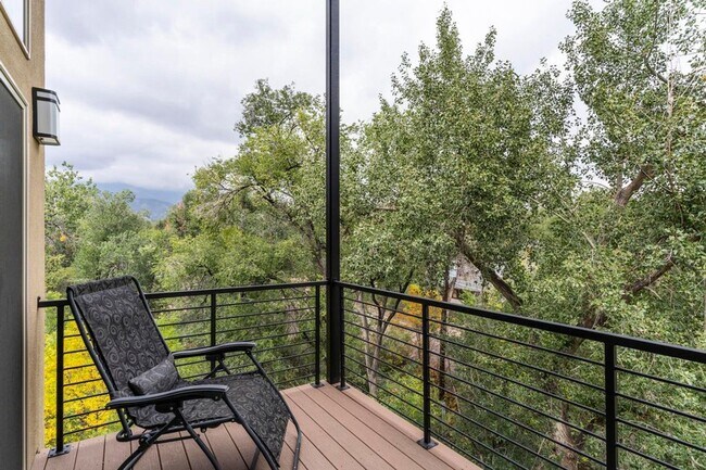 Building Photo - Luxury Townhouse, Minutes from Downtown