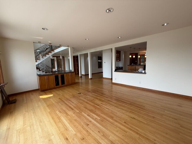 Building Photo - 7275 N Mercer Way