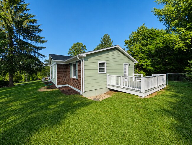Building Photo - Renovated Candler Rental!