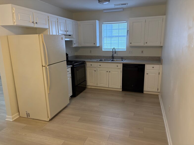 Kitchen - 553 Memorial Dr Ext