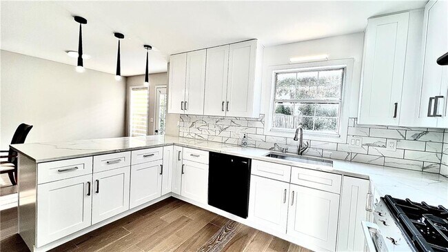Building Photo - 417 Hillcrest Cmns