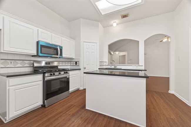 Building Photo - 2015 Waverly Glend Dr