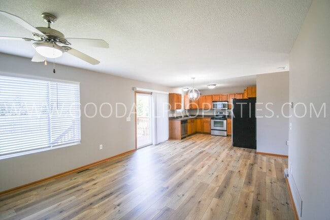 Building Photo - 3 bed 2.5 bath Single Family Home with fenced in yard!