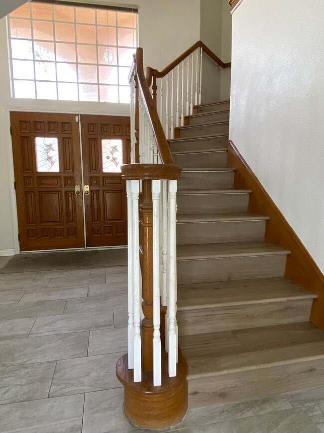 Building Photo - 915 W Arrow Hwy