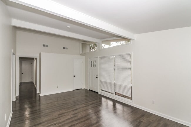 Building Photo - Beautifully Renovated Modern House in Normandy Meadows East!