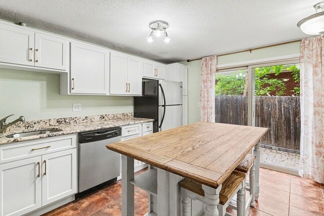 Building Photo - 2 Bedroom Townhome is Wheat Ridge!