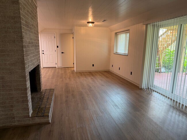 Building Photo - Knoxville 37923 - 3 bedroom 2 bath home located in heart of West Knoxville with separate 1 bedroo...