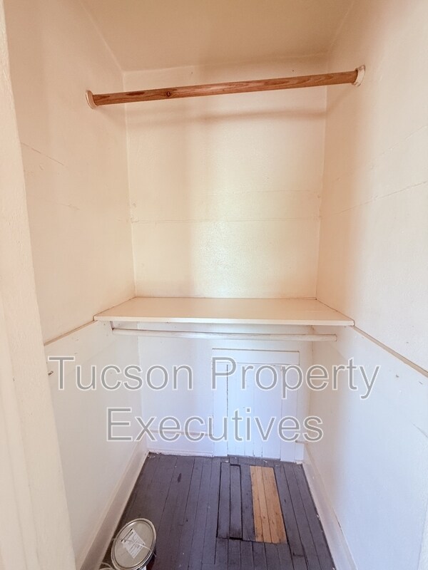 Building Photo - 2632 N Stone Ave