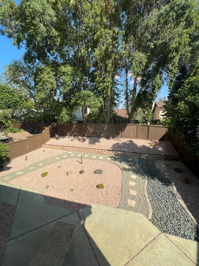 Building Photo - Lake Forest House with 4 bed 2 bath plus loft