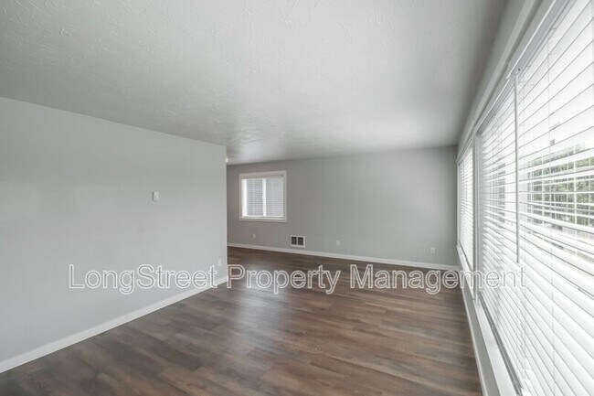 Building Photo - 205 6th Ave SW