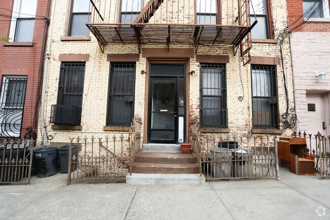 Building Photo - 656 Henry St