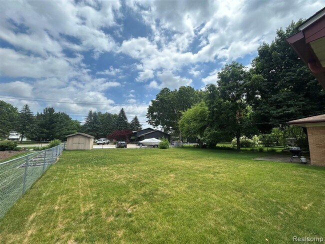 Building Photo - 129 Pleasant Lake Dr