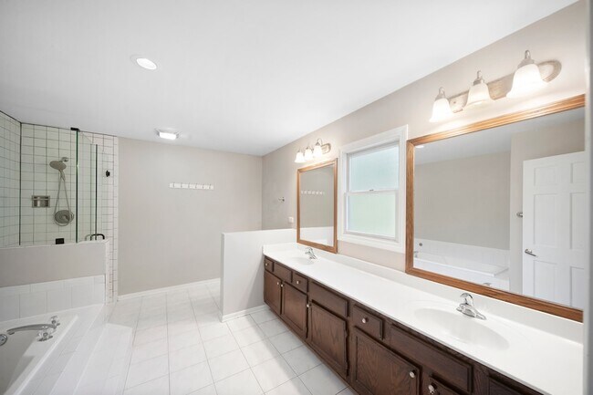 Building Photo - 310 Chesterfield Ln