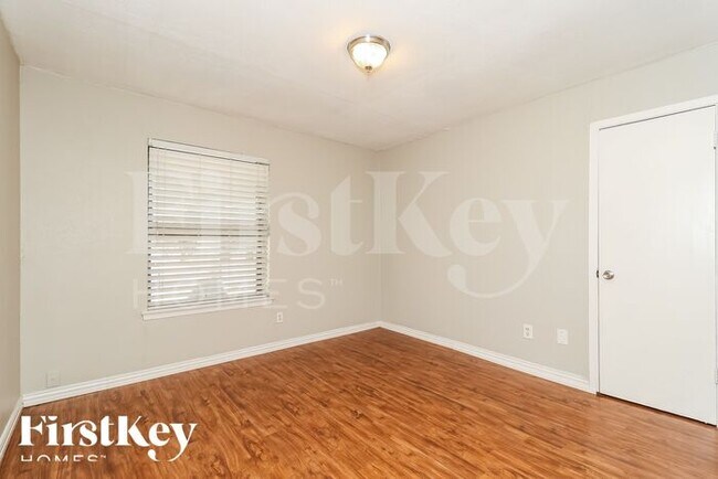 Building Photo - 3205 Hanover Dr