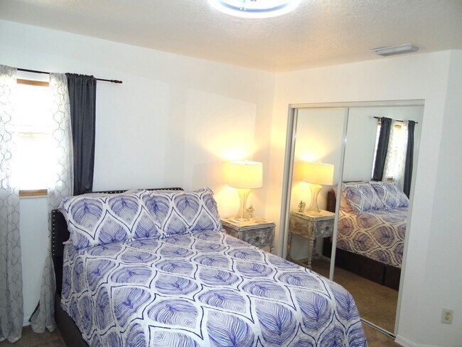 Building Photo - 2 bed 2.5 bath home only 1.5 miles to the ...