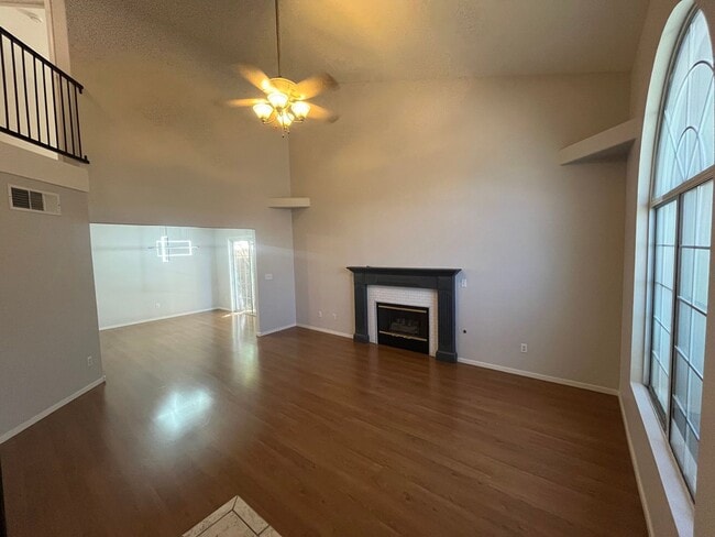 Building Photo - Charming Oversized 2 Bed, 2 Bath Townhouse...