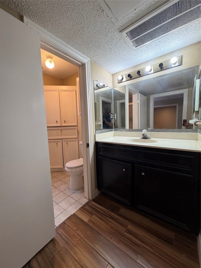 Building Photo - 1901 Brun St