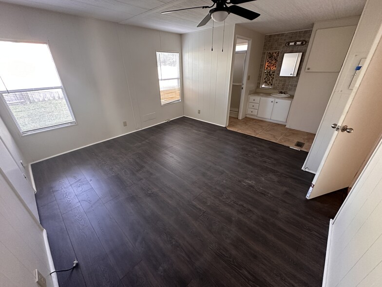 Building Photo - 1815 Woodcrest Dr