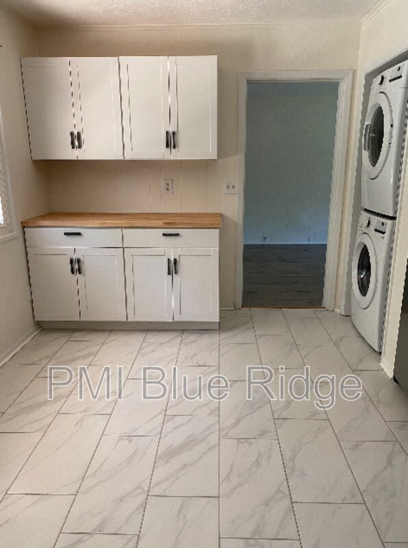 Building Photo - 325 Comet Dr