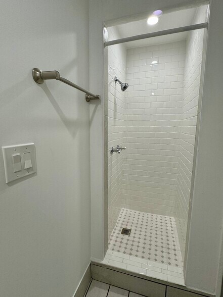 Building Photo - 1619 Oak Dr