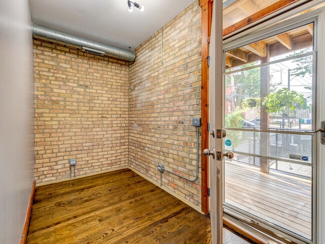 Building Photo - 7020 N Paulina St