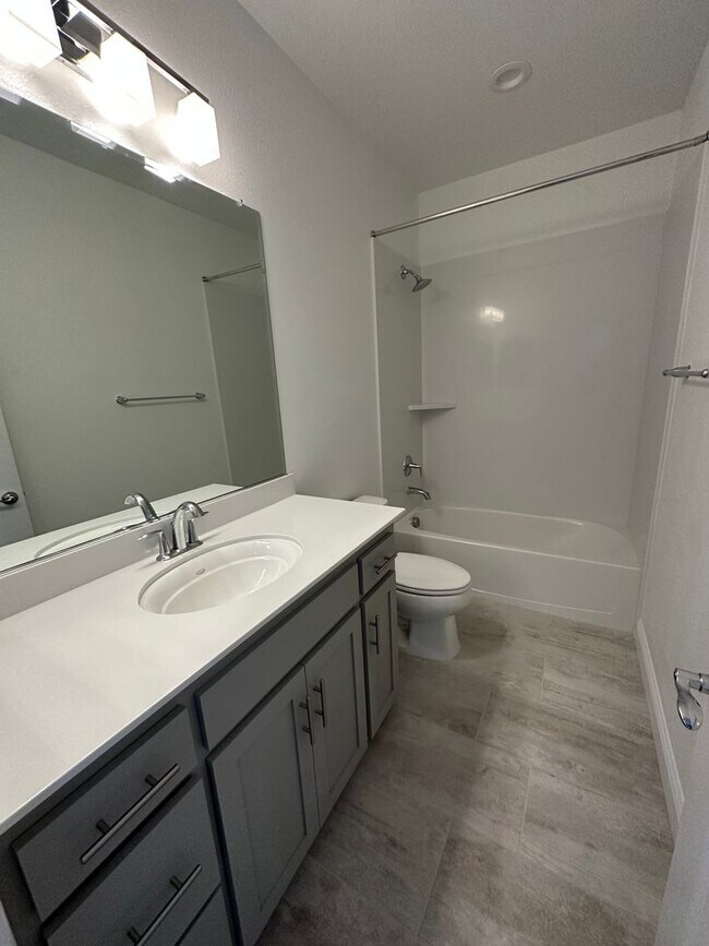Building Photo - Charming 3 Bed / 2.5 Bath Home with Modern Upgrades