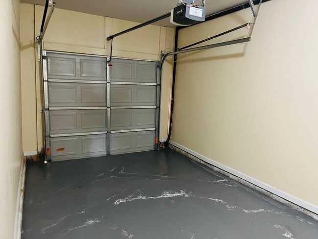 Building Photo - Sought after community, swimming/playground, courtyard, 1 car garage, 2 bed/2.5 bath, granite  co...