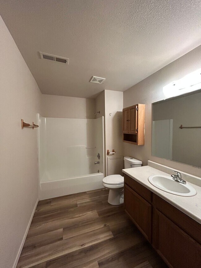 Building Photo - Split Level Townhouse