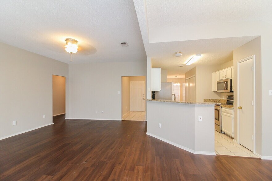 Building Photo - 1040 Glencrest Dr