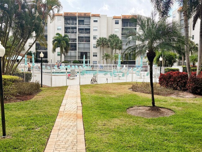 Building Photo - 3940 Inverrary Blvd