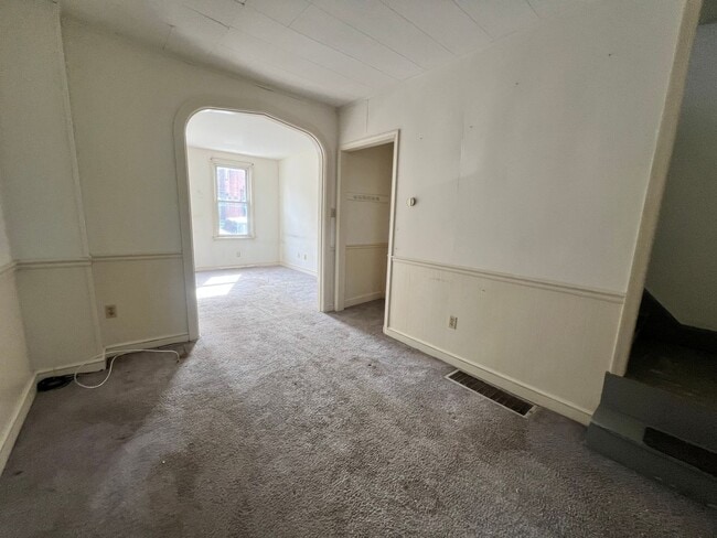 Building Photo - 2-bedroom, 1.5-bathroom home located in th...