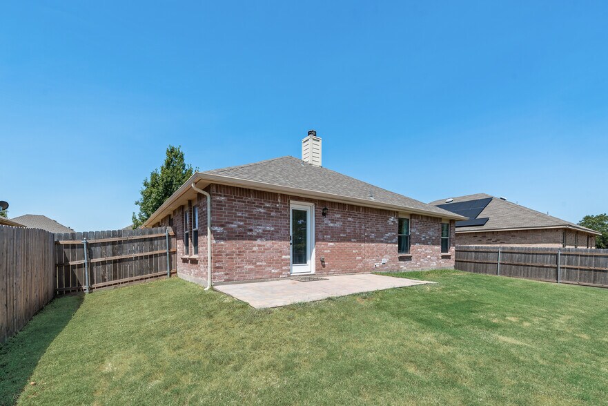 Building Photo - 550 Laurel Ln