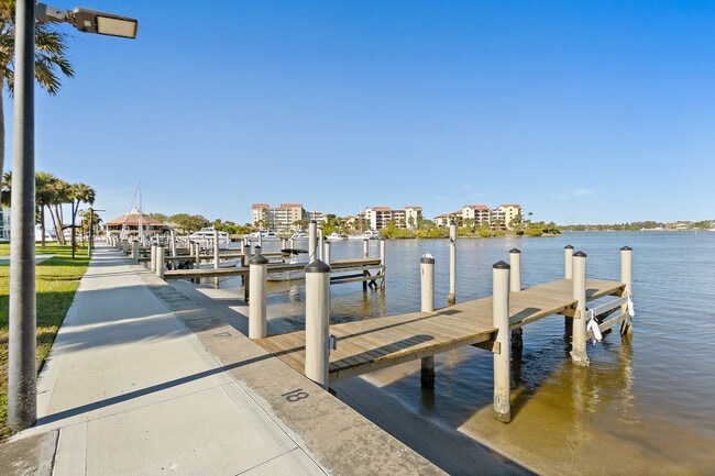 Building Photo - Spacious Riverview 1B/1B Condo