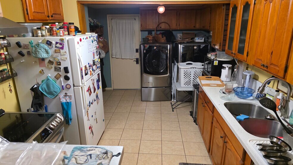 Kitchen / Pantry - 1415 W 49th St