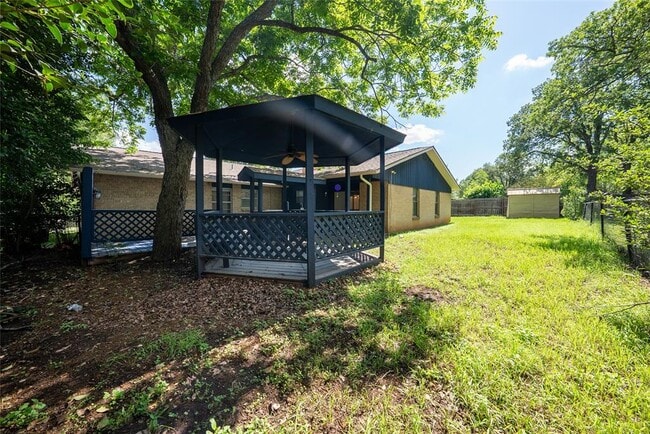 Building Photo - 807 Country Club Rd