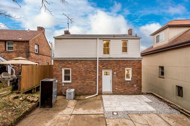 Building Photo - Stunning 2 bedroom home in Brookline available July 15!