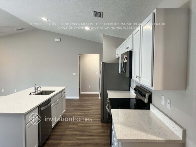 Building Photo - 2482 SW Fair Isle Rd