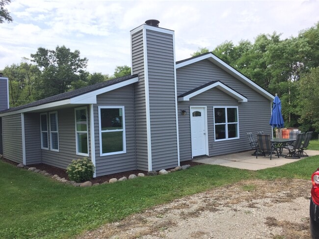 Building Photo - 10933 Hall Rd
