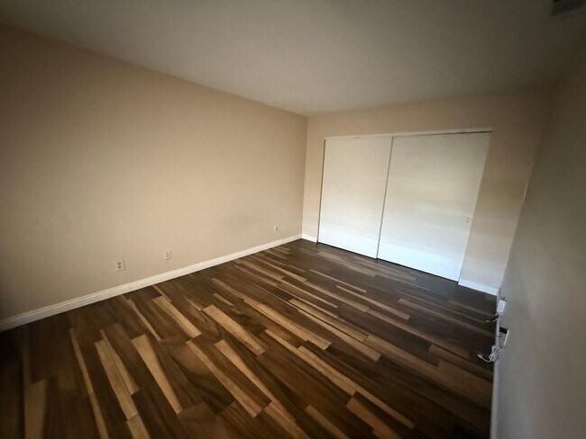 Building Photo - Duplex! 2 bedrooms 2 bathrooms