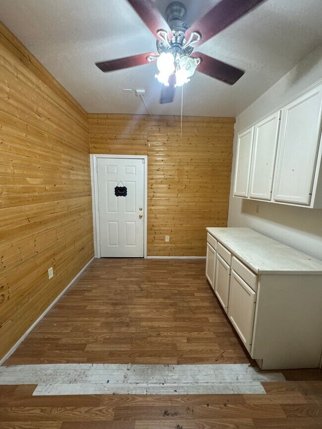 Building Photo - Upgraded home in Glendale with Pool