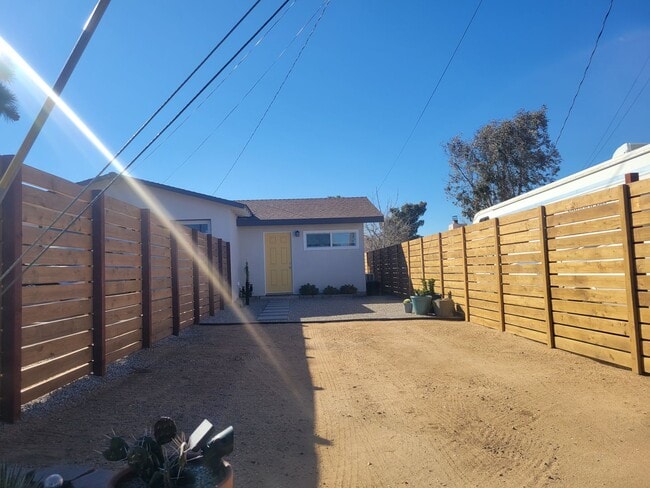 Building Photo - Adorable Studio ~ All utilities included!!