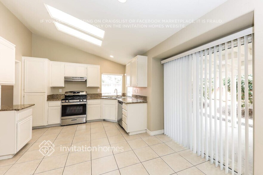 Building Photo - 15128 Versailles St