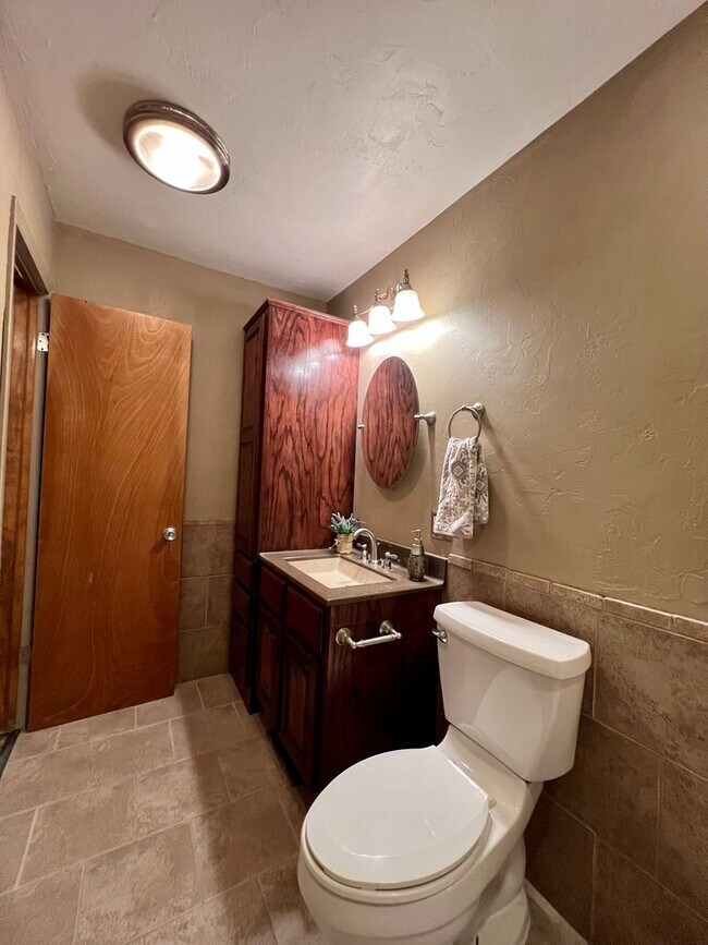 Building Photo - Spacious Home in Yukon- 3 bed, 2 ba, plus office space with built-in's