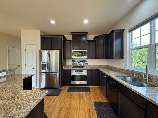 Building Photo - Luxurious 3 Bed 2.5 Bath End-Unit Townhome...