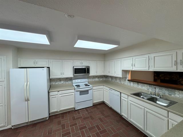 Building Photo - 7418 Fair Oaks Ave
