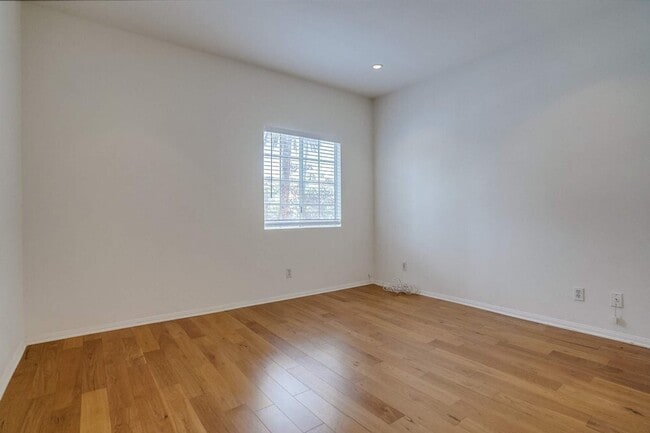 Building Photo - 852 N Poinsettia Pl